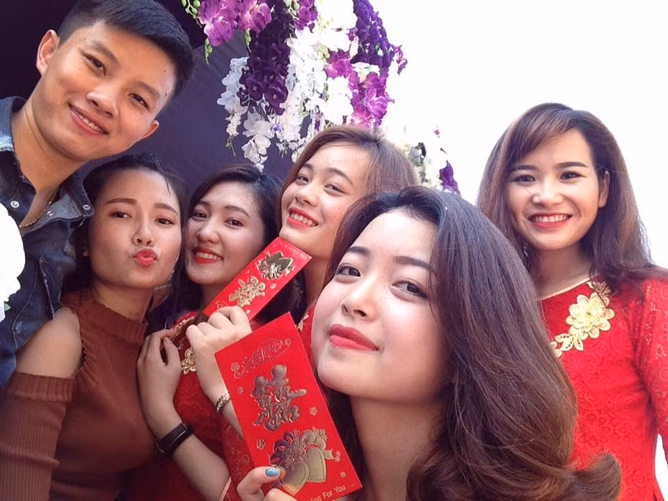 Sau khi đoạn clip được lan truyền rộng rãi, nhiều dân mạng Việt đã nhận xét đây là nhóm đỡ tráp dễ thương nhất quả đất. Không xinh đẹp quá lung linh như các hot girl nổi tiếng nhưng 5 cô gái mỗi người một vẻ, ai cũng có những nét đẹp, đáng yêu riêng khiến các đấng mày râu phải để mắt đến. Ngoài ra, giọng hát của "ngũ long công chúa" cũng được nhận xét là rất hay, có kỹ thuật và giúp cho không khí của đám cưới hỏi thêm vui vẻ.