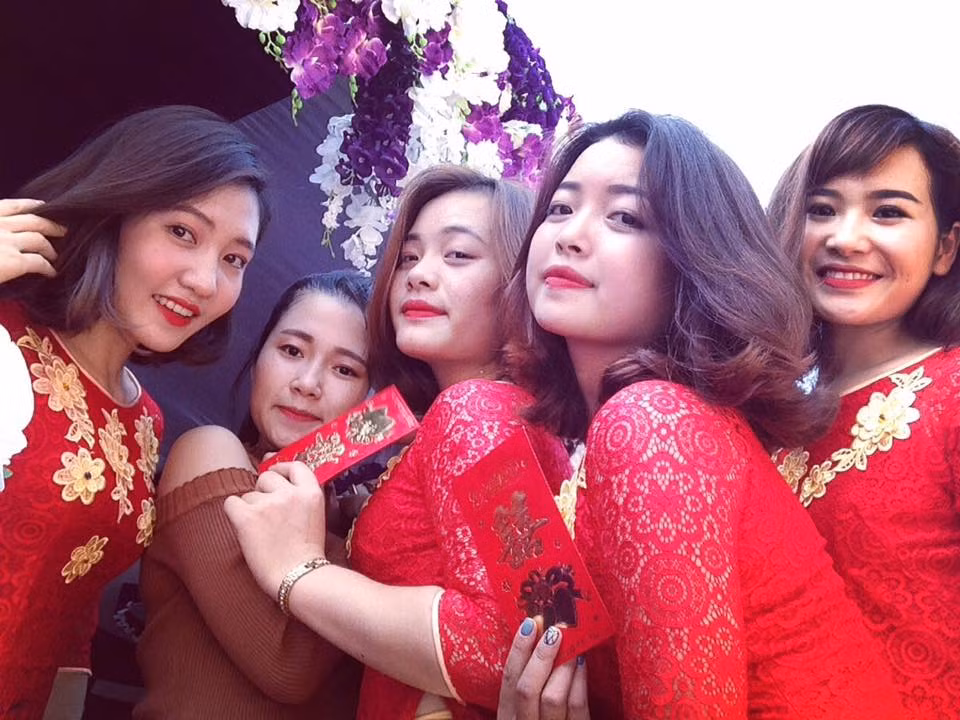 Theo tìm hiểu, đoạn clip được một cô nàng tên Nguyễn Ngọc Chi - thành viên trong dàn đỡ tráp đám hỏi thực hiện. Theo chia sẻ của Chi, trong lúc chờ nhà trai đến, các cô nàng trong nhóm đỡ tráp và một số người bạn của cô dâu đã cùng nhau ca hát "cho đỡ buồn". Cả nhóm cùng hát một khúc dân ca quan họ Bắc Ninh "Khách đến chơi nhà" với chất giọng khá mượt mà. Hình ảnh 5 cô gái mặc áo dài đỏ rất duyên dáng, ca hát vô tư và có nhiều cử chỉ dễ thương đã tạo ra sức hút với dân mạng.