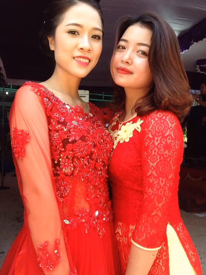 Trên trang cá nhân của mình, cô bạn Ngọc Chi còn chia sẻ rất nhiều những khoảnh khắc vui nhộn của nhóm bạn bê tráp trong đám hỏi vừa qua. Rất nhiều bạn bè đã vào bình luận khen ngợi Chi cùng 4 cô bạn đã khoe giọng hát ngọt ngào của mình và trêu đùa rằng đám hỏi nào có dàn bê tráp nữ đáng yêu, dễ thương và hát hay như vậy thì thật sự có phúc.