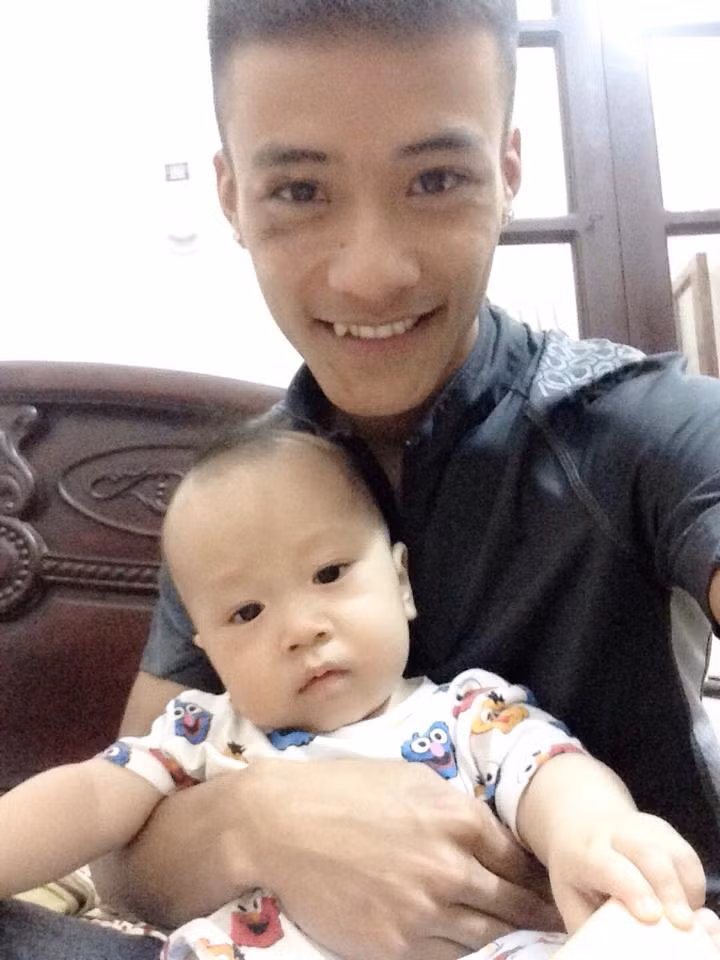 Có ngoại hình khá bặm trợn với những vết sẹo trên mặt và thường xuyên để lộ nhiều hình xăm cỡ lớn trên cơ thể nhưng từ ngày mới xuất hiện, Đạt Cỏ đã được rất nhiều bạn trẻ yêu mến nhờ tài năng ca hát và cá tính vui vẻ, thân thiện của mình. Dân mạng Việt, đặc biệt là những bạn yêu mến Đạt Cỏ chắc hẳn chưa quên những bản cover "ngọt như mía lùi" của anh chàng này như: Gửi ngàn lời yêu; Tan; Nắm lấy tay anh...