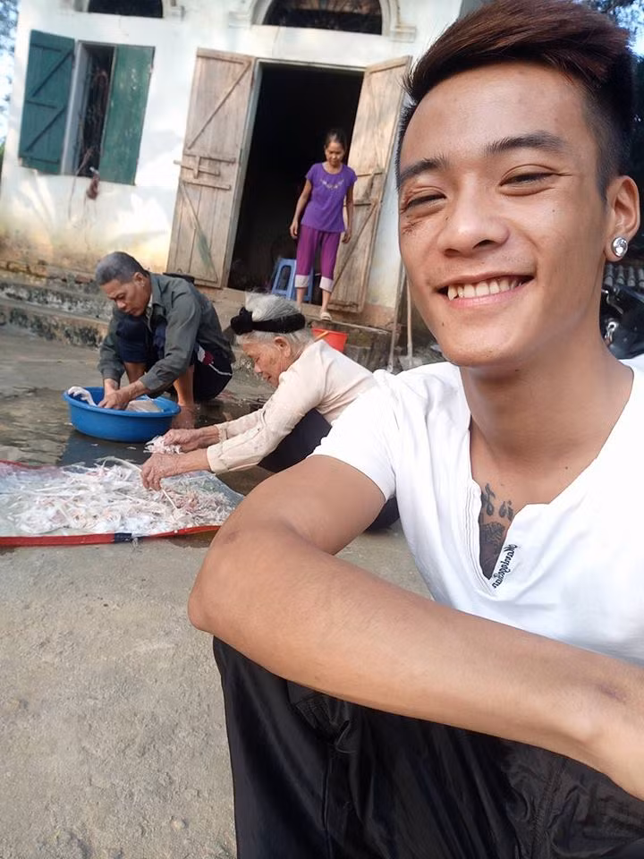 Đạt Cỏ tên thật là Nguyễn Thành Đạt, sinh năm 1994, quê ở Xuân Sơn, Sơn Tây, Hà Nội. Anh nổi tiếng trên mạng xã hội Việt từ thời điểm giữa năm 2015 với một số bản cover khoe giọng hát rất đặc biệt của mình. Biệt danh "bản sao Tuấn Hưng" được dân mạng đặt cho Đạt Cỏ bởi đơn giản chàng trai 9X này sở hữu chất giọng và cả ngoại hình giống hệt nam ca sĩ "Nắm lấy tay anh".