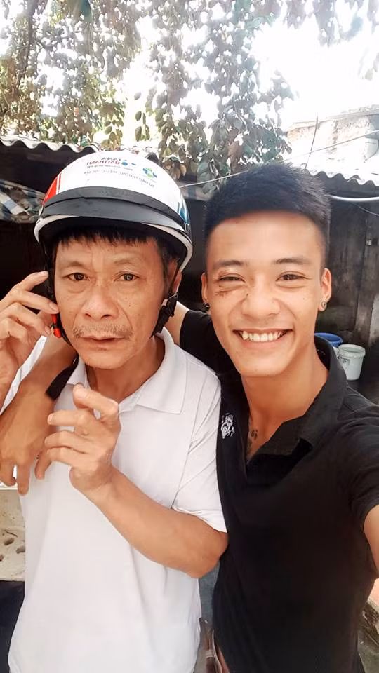 Trong mắt nhiều dân mạng, dù Đạt Cỏ có ngoại hình khá bặm trợn, thường bị xem là "dân xã hội" nhưng không giống nhiều trường hợp dân xã hội nổi tiếng trên mạng Facebook khác... Đạt có một thái độ và phong cách rất khác. Có thể còn nhiều góc khuất khác trong cuộc sống mà mọi người chưa rõ về Đạt Cỏ, nhưng mỗi khi xuất hiện trong các đoạn clip của mình, chàng trai quê gốc Sơn Tây luôn khiến dân mạng thích thú, mê mẩn với những clip ca hát ngọt ngào và cách nói chuyện dễ thương.