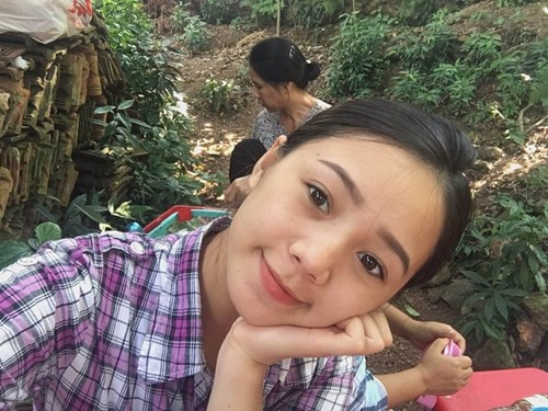 Dù với nhiều cô gái trẻ, việc để lộ khuôn mặt mộc, không được trang điểm lên mạng xã hội là một điều "tối kị" nhưng đối với hot girl "Vợ người ta" Quỳnh Kool, cô nàng lại rất tự tin chia sẻ những bức ảnh chụp trong hậu trường các bộ phim, ảnh chụp ở nhà khi khuôn mặt được bỏ đi toàn bộ lớp phấn son. Chưa đạt đến mức đẹp hoàn hảo, nhưng qua những bức ảnh này, hot girl 9X Quỳnh Kool vẫn chứng minh được cô hoàn toàn có thể "đẹp không cần son phấn".