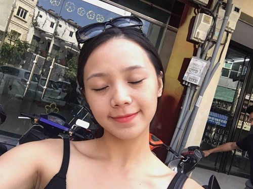 Theo tiết lộ của Quỳnh Kool ngoài những khi thật cần thiết như chụp ảnh nghệ thuật thì hot girl này thường khá thích để mặt mộc, không đánh phấn bởi điều này giúp làn da được bảo vệ về lâu dài và trên hết là làm tăng sự tự nhiên của khuôn mặt. Quỳnh Kool còn đặc biệt có ác cảm với những lớp phấn đánh mặt dày cộp. Đôi khi cô bạn này còn xuống phố với khuôn mặt chỉ được tô điểm thêm ở lông mày và một lớp son môi mỏng... khác hoàn toàn so với nhiều cô gái 9X, hot girl "không thể ra đường nếu như chưa trang điểm".