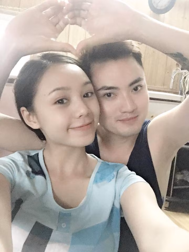 Không ỷ lại vào các chuyên gia make-up, Quỳnh Kool kể cả những lúc lên hình vẫn luôn muốn khuôn mặt mình thật tự nhiên. Tất cả những điều này giúp hot girl kiêm nữ diễn viên 9X luôn rạng rỡ và sở hữu một nét đẹp hồn nhiên, đúng lứa tuổi, đồng thời nó còn giúp cô thể hiện tốt hơn, giàu cảm xúc hơn, chân thật hơn những vai diễn của mình.