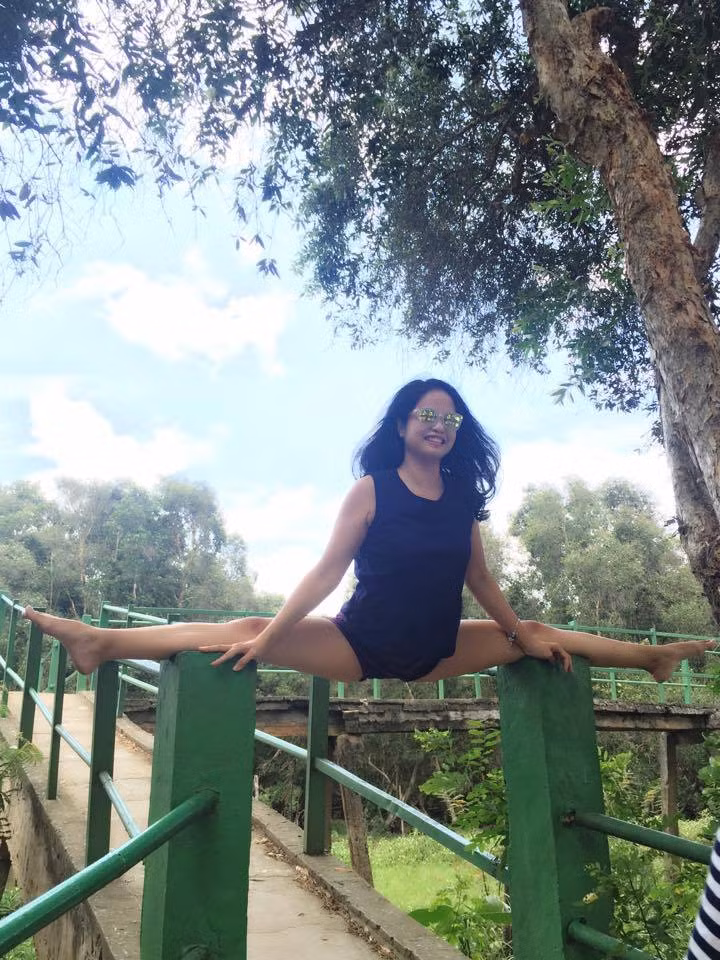 Coi yoga là đam mê, là công việc chính của mình nên chị Quỳnh Uyển cũng luôn muốn trau dồi, học hỏi, tập luyện thêm để đưa môn thể thao này đến tầm chuyên nghiệp và phổ biến nó ở Việt Nam hơn nữa. Bởi theo quan điểm của chị Uyển, yoga là một bộ môn rất có ích cho sức khỏe, đặc biệt là đối với cánh dân văn phòng. Thời gian làm việc nhiều, thường phải ngồi rất lâu, ít vận động dễ khiến dân văn phòng chịu những ảnh hưởng xấu về sức khỏe, sự dẻo dai của cơ thể... và việc tập yoga bài bản, điều độ sẽ giúp giải quyết những vấn đề đó.