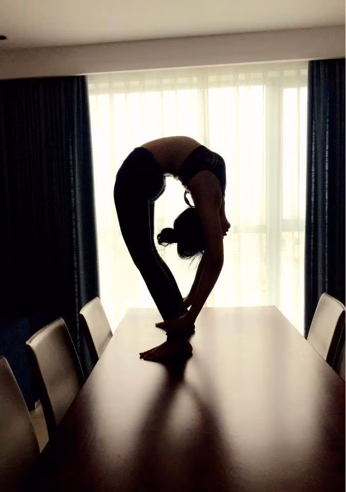 Hiện tại chị Quỳnh Uyển đã là mẹ của một đứa con nhưng thân hình của chị vẫn giữ được sự thon gọn, thanh thoát. Chiều cao khiêm tốn không ảnh hưởng nhiều đến nét nữ tính và quyến rũ rất riêng của bà mẹ 35 tuổi xinh đẹp này. Ngoài ra, nhờ rèn luyện yoga chị Uyển còn có một tính cách rất điềm đạm, nhẹ nhàng rất dễ mến.