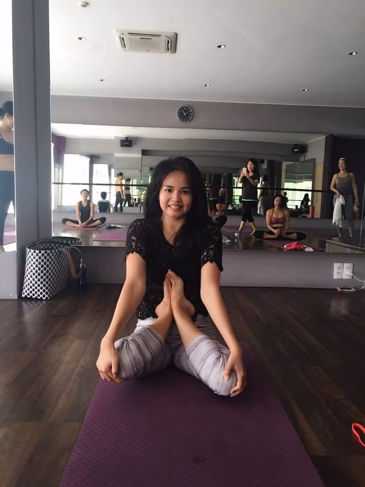 Bén duyên và thực sự yêu mến yoga, môn thể thao vận động nhưng vẫn có không ít yếu tố nghệ thuật, chị Quỳnh Uyển quyết định từ bỏ công việc văn phòng để trở thành một cô giáo dạy yoga Ấn Độ. Đến nay sau 9 năm năm tập luyện và dạy yoga ở Sài Gòn, chị Quỳnh Uyển đã kỹ năng yoga rất điêu luyện, có thể thực hiện được nhiều động tác rất khó. Những động tác này chủ yếu giúp tác động đến các nhóm cơ, dây thần kinh khiến cơ thể, thần kinh của người tập được thư giãn, thoải mái.