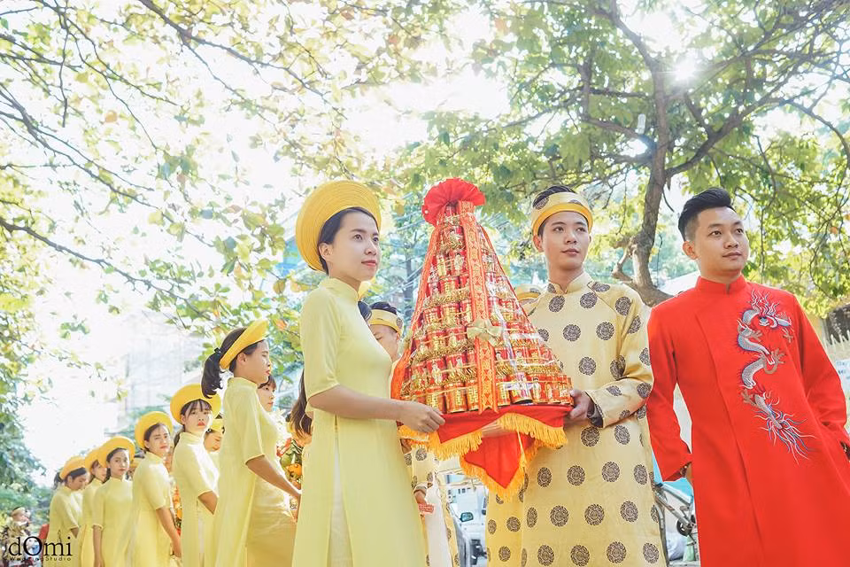 Theo tìm hiểu, chú rể lái siêu xe đến đám hỏi gây xôn xao ở Quảng Ninh này là Lưu Hải Trung, 29 tuổi, là một doanh nhân trẻ thành đạt. Với màn đưa rước, xin dâu cực sang trọng của phía nhà trai, cư dân mạng đã lập tức ồn ào, thắc mắc về gia thế cũng như địa vị và sự giàu có của cô dâu cùng gia đình nhà gái. Rất nhiều người đã đồn đoán đây là đám cưới của một "thiên kim tiểu thư", "cành vàng lá ngọc" hoặc là con gái của một đại gia trong vùng. Ảnh: Domi Wedding.