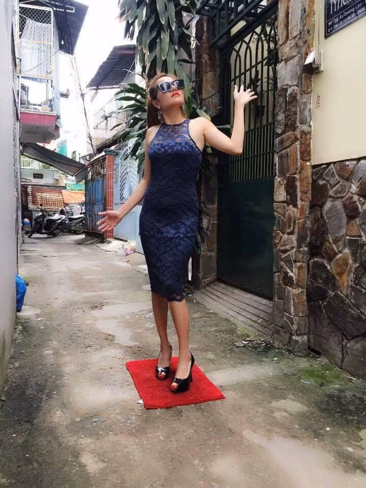 Giống như "hot boy Kenny Sang", phần thông tin phía sau những gì Thảo Đôla viết trên Facebook của mình được giữ khá kín. Hiện tại gần như vẫn chưa có ai biết được gia thế thực sự của cô nàng và càng chưa thể xác định được cô có thực sự giàu có, sở hữu nhiều món đồ có giá hàng trăm tỷ đồng hay không. Chỉ biết khi được thắc mắc về những hành động của mình, Thảo Đôla chỉ nhấn mạnh đó hoàn toàn là tự do cá nhân, cô khoe khoang nhưng hoàn toàn "không làm ảnh hưởng đến ai".