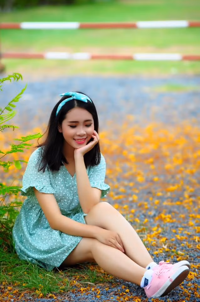 Nhiều dân mạng đã so sánh hai bức ảnh trước đây và hiện tại của Quỳnh Như, chỉ ra những điểm thay đổi rõ rệt và tóm lại vấn đề bằng một nhận xét cụt ngủn: "sống ảo". Thời điểm đó dường như không mấy ai chịu thấu hiểu mục đích thay đổi ngoại hình của Quỳnh Như. Bạn bè trong trường luôn chê bai những bức ảnh của cô nàng dù nó rất đẹp. Và nó khiến Quỳnh Như có thời gian phải luôn giấu mặt, đeo khẩu trang ngay cả khi ở trường.