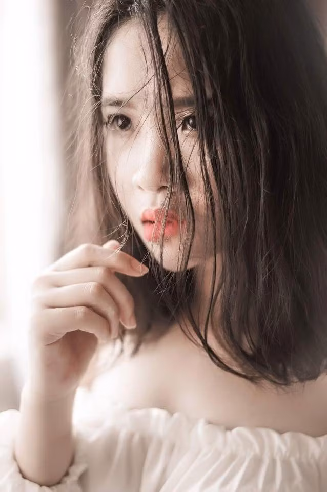 Không muốn mình là một cô gái xấu xí trong mắt người khác, càng muốn quên đi nỗi buồn bị bạn trai chia tay chỉ vì... xấu, Quỳnh Như quyết tâm học làm đẹp và trang điểm. Và chỉ sau một khoảng thời gian ngắn, cô nàng "vịt xấu xí" ngày nào đã lột xác hoàn toàn. Những bức ảnh đầu tiên của Quỳnh Như với khuôn mặt được trang điểm kỹ càng, cộng thêm một vài hiệu ứng chỉnh sửa photoshop đã giúp cô nàng có được một diện mạo hoàn toàn khác và khiến bạn bè, những người xung quanh phải ngỡ ngàng, không nhận ra.