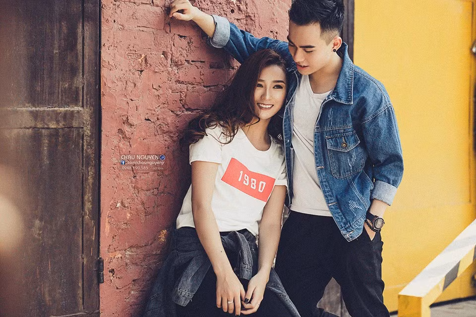 Rất đẹp trai, lãng tử nhưng Ngọc Tú thực sự lại là một chàng trai chưa có nhiều kinh nghiệm chụp ảnh theo các phong cách nghệ thuật, chuyên nghiệp. Nhưng do quý mến "bà chị" Hà My cộng thêm với việc cũng khá có hứng thú với ý tưởng chụp ảnh và muốn có thêm trải nghiệm mới nên anh chàng đẹp trai như hot boy này cũng chấp nhận lời "rủ rê". Ảnh: Chau Nguyen Jr.