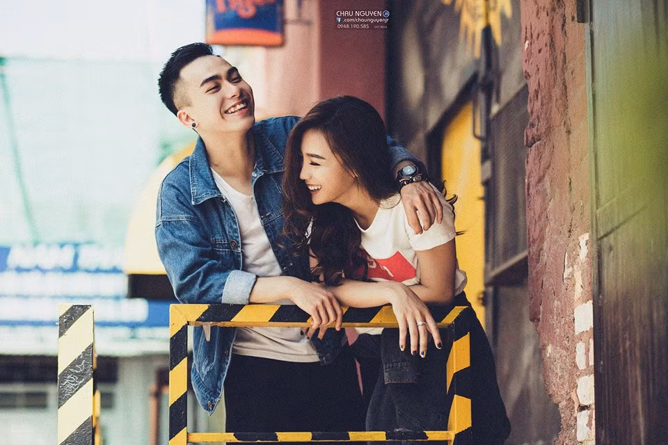 Được biết hai nhân vật chính trong bộ ảnh mang phong cách hiện đại, đầy màu sắc của giới trẻ này là Vũ Hà My (sinh năm 1995) và Trần Ngọc Tú (sinh năm 1996) đều đến từ Hải Phòng. Một điều đặc biệt, Ngọc Tú và Hà My không phải là một cặp tình nhân như nhiều dân mạng lầm tưởng mà thực chất lại là một cặp chị em chơi thân thiết với nhau từ lâu. Ảnh: Chau Nguyen Jr.