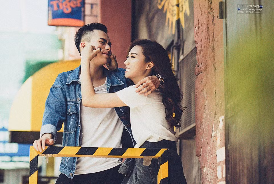 Quả thật, khi ngắm nghía những bức ảnh của Hà My và Ngọc Tú, nếu chưa biết trước mối quan hệ ngoài đời của hai 9X này thì chắc chắn đa số dân mạng đều sẽ hiểu lầm họ là một cặp đôi đang yêu nhau. Thậm chí nhiều cách tạo dáng, cử chỉ, hành động của hai người trong lúc chụp ảnh còn ngọt ngào, tình tứ hơn cả những cặp đôi thực sự. Ảnh: Chau Nguyen Jr.