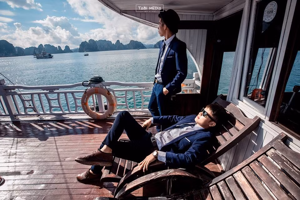 Không chỉ đẹp, bắt mắt, bộ ảnh kỷ yếu của các nam sinh Giao thông vận tải này còn hâm nóng hơn trào lưu chụp ảnh kỷ yếu đẹp như ảnh look book. Công việc chụp ảnh kỷ yếu đã quá quen thuộc với cánh học sinh, sinh viên, nhưng không phải lớp nào cũng tìm được một ekip, phó nháy có gout và tay nghề để cùng hợp tác. Có không ít trường hợp cả lớp đầu tư nhiều tiền nhưng những bức ảnh nhận được thậm chí còn "xấu hơn ảnh chụp bằng điện thoại".