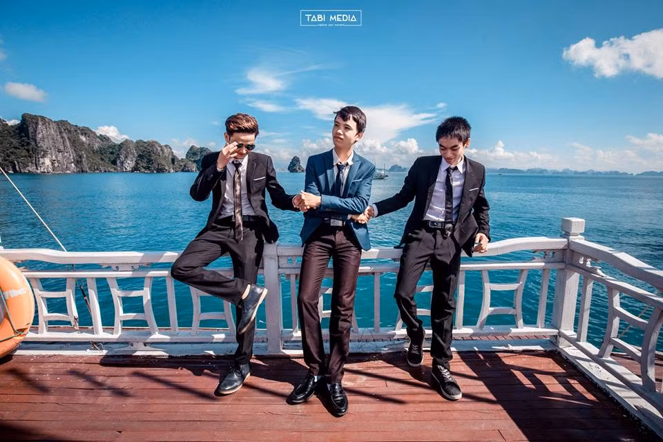 Một điều đặc biệt là Cơ Điện Tử K54 là một lớp toàn nam. 20 thành viên trong lớp đều là nam sinh và tất cả cùng chung một ý tưởng tạo ra một bộ ảnh kỷ yếu nêu bật được sự nam tính, chững chạc và một chút lạnh lùng, cứng rắn của mình. Màu sắc của bộ ảnh kết hợp với các trang phục và cách diễn của các bạn nam đã mô tả được chính xác phong cách nam tính khiến cả phó nháy và các thành viên trong lớp đều rất hài lòng.