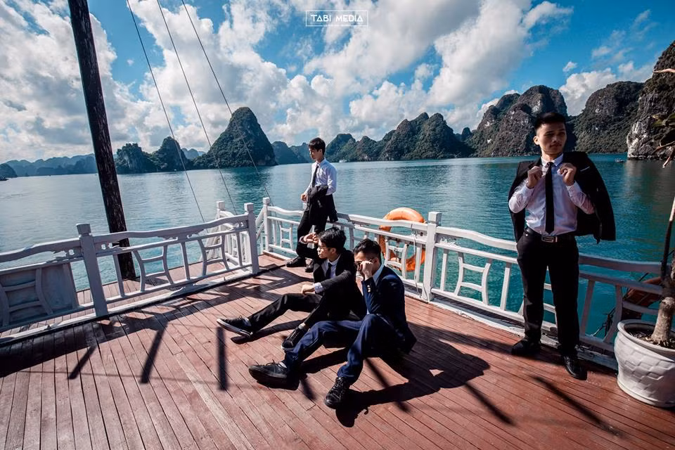 Phó nháy Ngô Anh Tuấn cũng nhận được rất nhiều lời khen ngợi khi đã khéo léo tạo ra được concept, màu sắc ấn tượng về phần hình ảnh và cách diễn phù hợp của các bạn nam sinh. Vì đều là con trai, ít có kinh nghiệm chụp ảnh nên không một ai trong số 20 nam sinh của lớp biết tạo dáng trước ống kính.