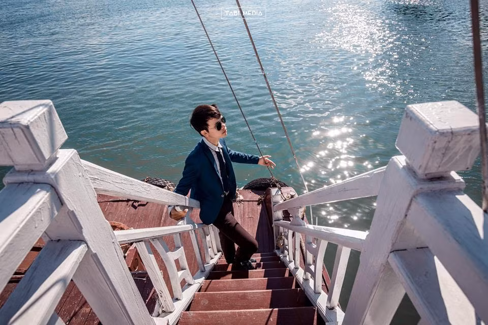 Bộ ảnh đẹp với bối cảnh, diễn xuất của người mẫu quá xuất sắc đã khiến nhiều dân mạng, các bạn học sinh, sinh viên đang có ý định chụp ảnh kỷ yếu cảm thấy ghen tị.