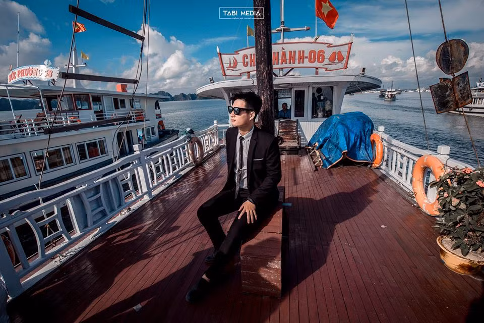 Bộ ảnh của lớp Cơ Điện K54 - Đại học Giao thông vận tải được với đầy đủ những yếu tố thuyết phục về cả tính thẩm mỹ và phần ý tưởng đã được nhiều dân mạng công nhận là "bộ ảnh kỷ yếu của năm".