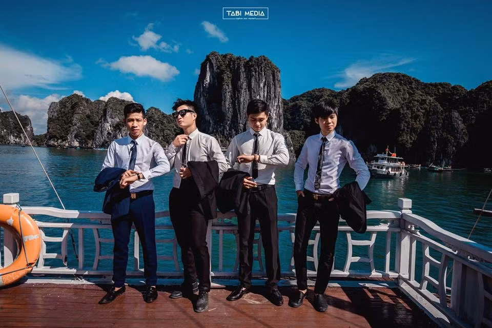 Không những khiến các thành viên trong lớp hài lòng mà bộ ảnh còn được rất nhiều dân mạng khen ngợi. Trên các fanpage về nhiếp ảnh, đã có vô số thành viên tỏ ra cực thích thú với bộ ảnh của lớp Cơ Điện Tử K54 - Đại học Giao thông vận tải, được thực hiện bởi nhiếp ảnh gia trẻ Ngô Anh Tuấn. Nhiều người phải thốt lên rằng dù là ảnh kỷ yếu nhưng các tấm hình đều có độ sắc nét, màu mè ấn tượng và phong thái của các nam sinh tạo liên tưởng tới những bức ảnh trên các tạp chí thời trang.