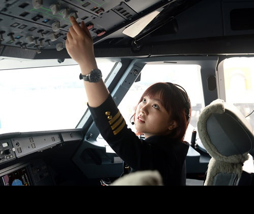 Được biết từ tháng 8/2016, sau một thời gian dài tập huấn, rèn luyện vất vả, Nguyễn Mai Tuyết Dung (Nguyễn June - PV) đã chính thức trở thành một nữ cơ phó của hãng hàng không Vietjet Air. 25 tuổi đã có thể điều khiển máy bay đi đến nhiều miền đất khác nhau vốn nằm trong mộng tưởng của rất nhiều người từ tấm bé, Tuyết Dung xứng đáng nhận được nhiều lời khen và sự nể phục của các bạn trẻ cùng lứa. Ảnh: Dân Việt.