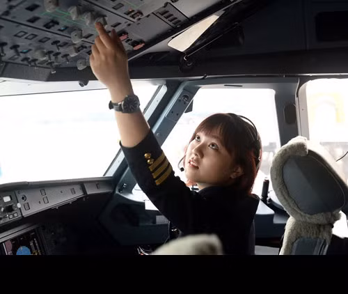 Được biết từ tháng 8/2016, sau một thời gian dài tập huấn, rèn luyện vất vả, Nguyễn Mai Tuyết Dung (Nguyễn June - PV) đã chính thức trở thành một nữ cơ phó của hãng hàng không Vietjet Air. 25 tuổi đã có thể điều khiển máy bay đi đến nhiều miền đất khác nhau vốn nằm trong mộng tưởng của rất nhiều người từ tấm bé, Tuyết Dung xứng đáng nhận được nhiều lời khen và sự nể phục của các bạn trẻ cùng lứa. Ảnh: Dân Việt.