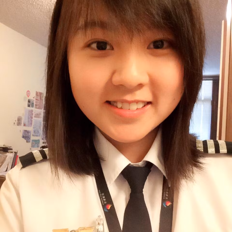 Tự nhận bản thân mình là một cô nàng "bánh bèo" nhưng rồi bằng sự quyết tâm, táo bạo của bản thân cùng sự ủng hộ, khích lệ từ phía nhà trường, Tuyết Dung đã làm được việc mà ngay cả nhiều đấng mày râu cũng không thể - đó là học để có thể trở thành người điều khiển "chim sắt", lái máy bay dân dụng. Trở ngại ban đầu của Tuyết Dung là gia đình thực sự lo lắng khi biết con gái muốn trở thành phi công - một nghề vốn chỉ dành cho đàn ông, cùng với những mối lo về kinh phí theo học ngành bay rất tốn kém.