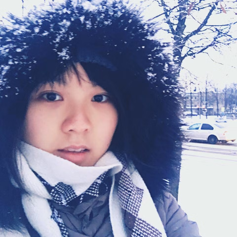 Công việc đặc biệt khiến Tuyết Dung có được những trải nghiệm đặc biệt không kém. Được đi đến nhiều nơi, được thỏa ước mơ bay lượn trên bầu trời nhưng song song đó vẫn luôn là những áp lực cực lớn mà một nữ phi công trẻ tuổi như Tuyết Dung phải chịu đựng, làm quen và coi nó như một phần của cuộc sống. Lịch bay thường xuyên cũng khiến cô gái phải xa nhà thường xuyên, nhưng hễ được nghỉ bay cô lại dành toàn bộ thời gian cho gia đình thân yêu của mình.