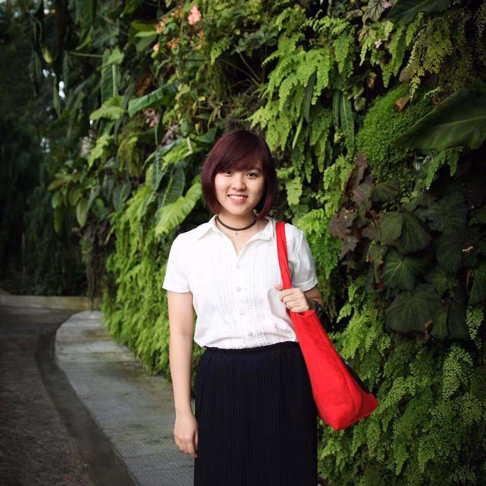 Tuy nhiên bằng niềm đam mê, sự quyết tâm và sự giúp đỡ của nhiều người quen trong ngành, Tuyết Dung cuối cùng cũng được gia đình đồng ý cho theo đuổi mong muốn của mình. Sau đó cô bạn 9X được đi học, tập huấn phi công ở Mỹ và châu Âu. Tổng thời gian học tập, rèn luyện cả ở Việt Nam lẫn nước ngoài kéo dài đến 21 tháng. Trong thời gian này cô gái Sài thành đã trải qua rất nhiều nỗi vất vả, từ việc phải bơ vơ trên đất Mỹ trong ngôi trường chỉ có 2 học viên nữ, cảm giác cô đơn, lạnh lẽo khi đến châu Âu lần đầu, cùng với đó là muôn vàn áp lực từ các chương trình tập huấn, những lý thuyết bay cực kỳ phức tạp nhiều lúc như muốn "tẩu hỏa nhập ma".