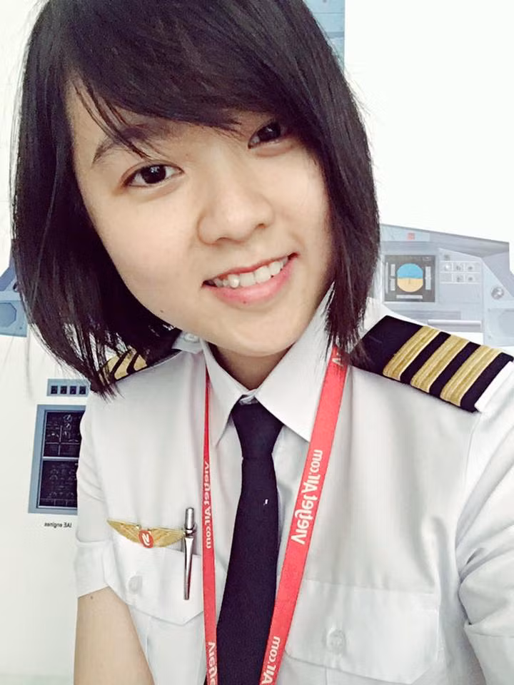 Từ một giảng viên, Tuyết Dung có ý định táo bạo, thực sự đột phá khi muốn chuyển sang ngành hàng không và trở thành một phi công. Dù rất bất ngờ nhưng quyết định này cũng được lý giải bằng việc trước đó 9X Sài thành đã từng có thời gian dạy tiếng Anh ở một trường đào tạo phi công. Để đáp ứng đủ yêu cầu về chuyên môn giảng dạy, Tuyết Dung phải học chương trình huấn luyện lý thuyết bay 6 tháng và chính trong thời gian này, bằng sự tiếp xúc này mà sự hứng thú, ham mê và mong muốn trở thành phi công của cô gái trẻ xuất hiện.