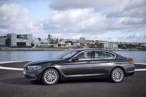 BMW Series 5 the he 7 chinh hang sap ban tai Viet Nam-Hinh-3