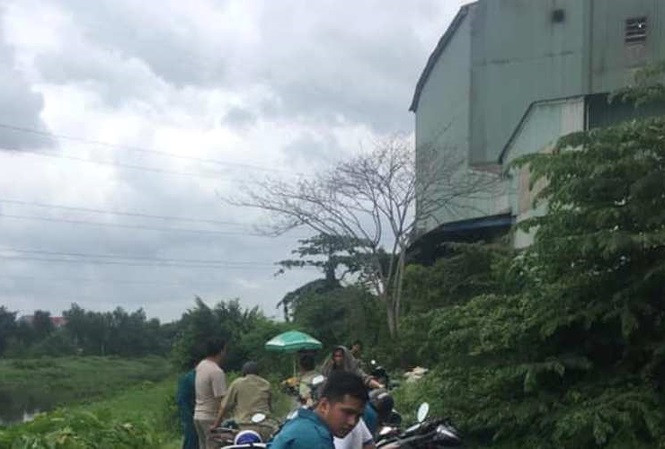 Phat hien nam thanh nien chet bat thuong ben le duong