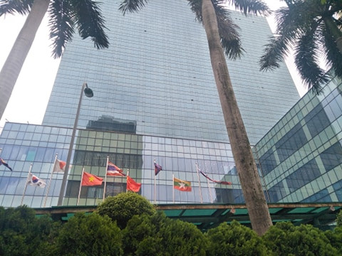 Bao ve Grand Plaza duoi nguoi dan dang tru mua: Chi tay, quat thao van noi la lich su?