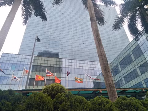 Bao ve Grand Plaza duoi nguoi dan dang tru mua: Chi tay, quat thao van noi la lich su?