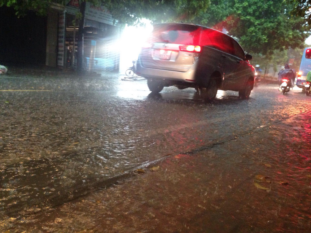 Do quanh cảnh tối om nhiều phương tiện lưu thông trên đường phải bật đèn.