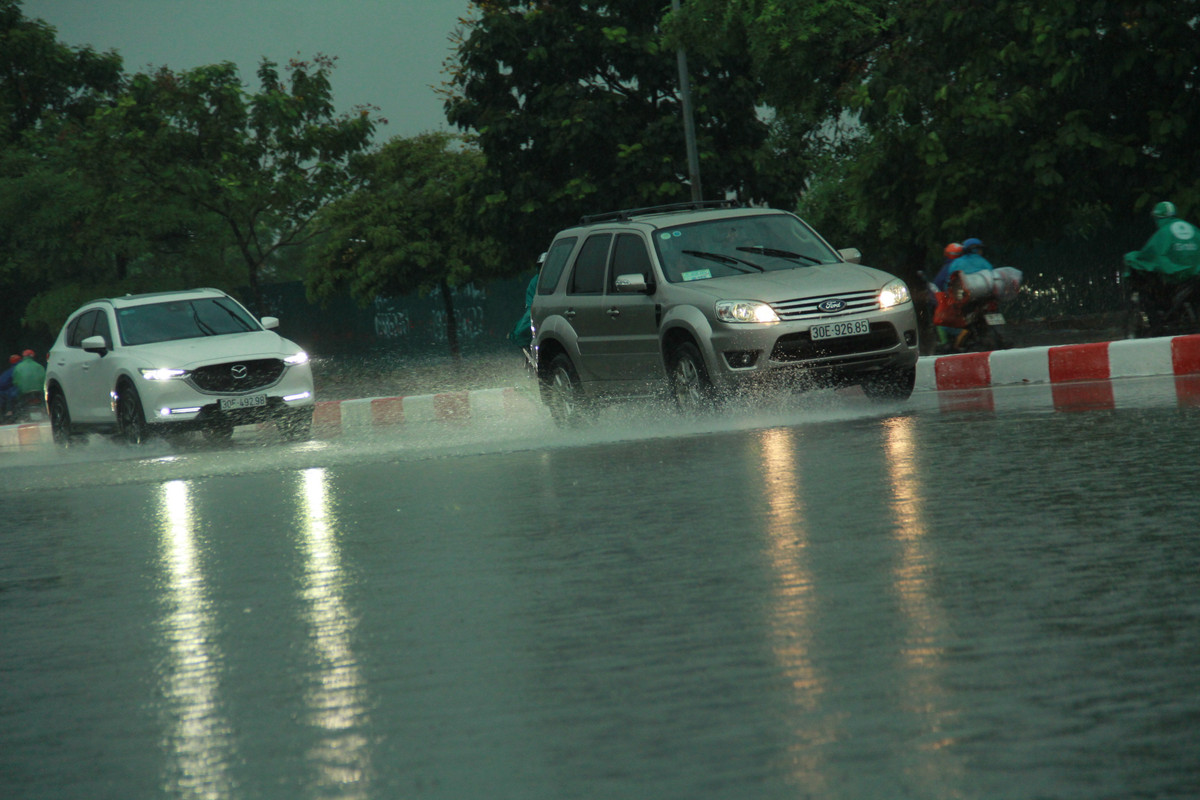 Khoảng 30 phút sau khi mưa, nhiều tuyến phố lênh láng nước.