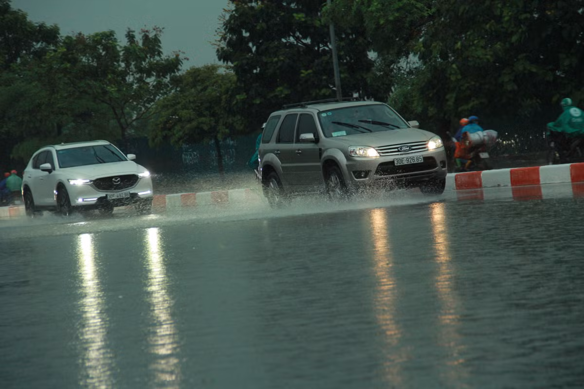 Khoảng 30 phút sau khi mưa, nhiều tuyến phố lênh láng nước.