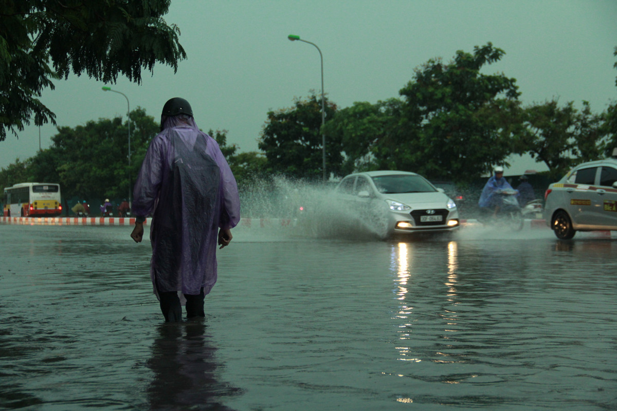 Mực nước ngập sâu, người dân phải lội qua.