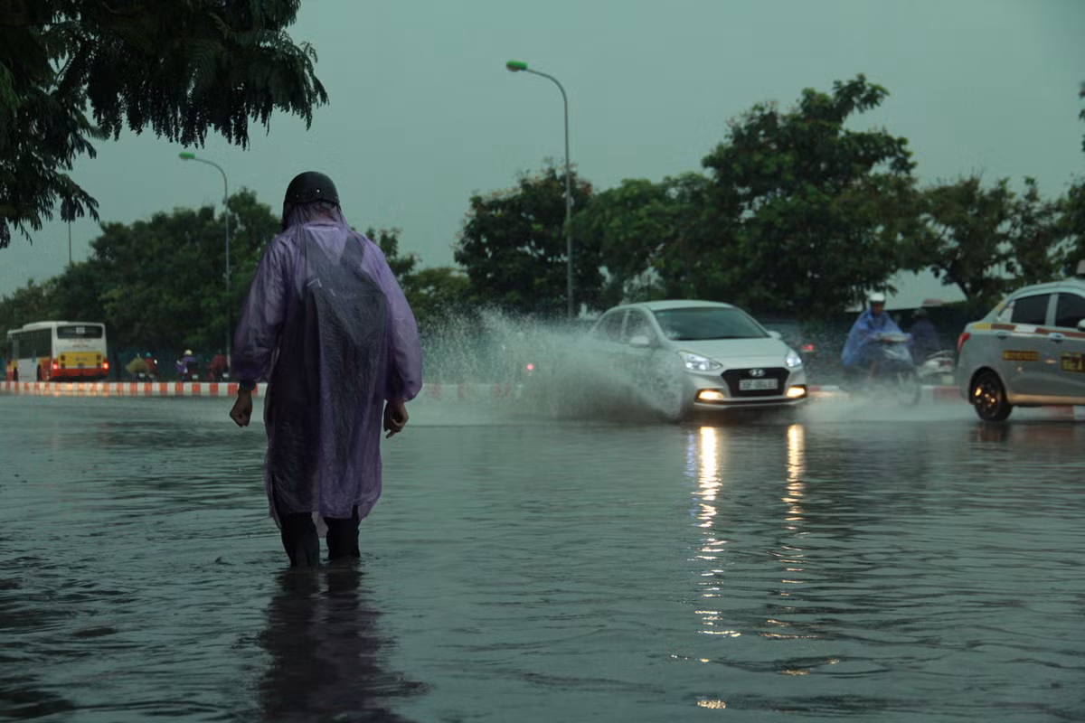 Mực nước ngập sâu, người dân phải lội qua.