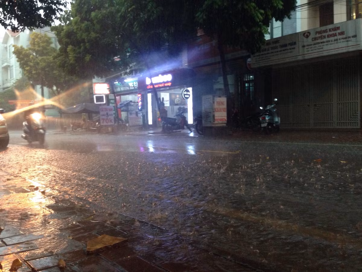 Trận mưa lớn kéo dài hơn 1 tiếng khiến nhiều tuyến đường, các ngõ nhỏ bị ngập sâu ảnh hưởng đến các phương tiện lưu thông trên đường.