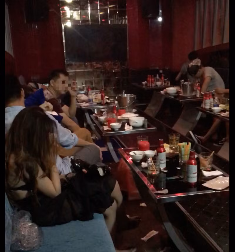  2. Tiếp viên bán dâm 4 triệu/lượt trong nhà hàng ở Sài Gòn: Ngày 31/5, Công an Q.1 và Công an P.Phạm Ngũ Lão bất ngờ kiểm tra hành chính đột xuất nhà hàng Ruby nằm trên đường Tôn Thất Tùng và 1 khách sạn ở đường Bùi Thị Xuân. Tại đây, lực lượng Công an bắt quả tang nhiều nữ tiếp viên ăn mặc hở hang đang ngồi cùng khách hoặc nhảy múa khiêu gợi để phục vụ khách. (Ảnh: Vietnamnet)