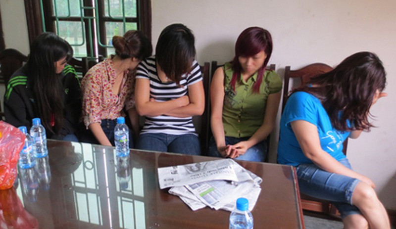  13. Bắt quả tang 2 đôi nam nữ bán dâm tại quán tẩm quất: Ngày 25/3/2013, Công an quận Tây Hồ, Hà Nội phối hợp với Công an phường Yên Phụ kiểm tra hành chính cơ sở kinh doanh tẩm quất, cắt tóc gội đầu Diệp Anh tại số 95, đường Nghi Tàm, phường Yên Phụ, Tây Hồ, Hà Nội và bắt quả tang 2 đôi nam nữ đang có hành vi mua bán dâm. Nam sinh viên môi giới bán dâm: Á hậu 7.000 USD, MC 1.500 USD/lượt.