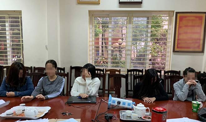  6. Bắt quả tang 4 nữ nhân viên massage khỏa thân kích dục cho khách: Ngày 23/3, tổ công tác Đội CSHS Công an quận Nam Từ Liêm bất ngờ kiểm tra hành chính cơ sở massage có tên Tokuda có địa chỉ tại đường Nguyễn Hoàng, phường Mỹ Đình 2, phát hiện 4 nhân viên nữ của cơ sở đang massage kích dục cho khách. (Ảnh: Cand)