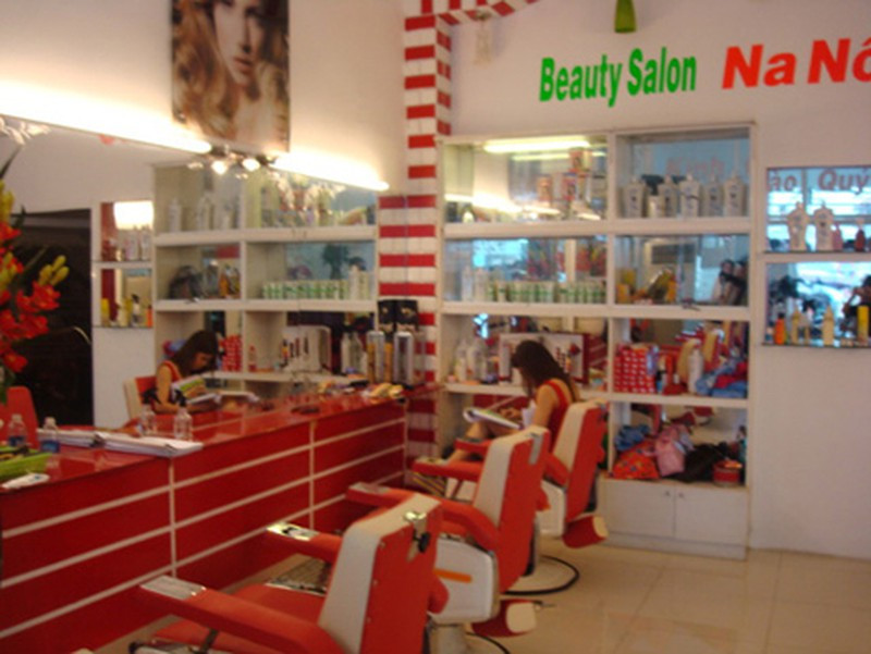  12. Kiểm tra quán cắt tóc, phát hiện 3 cặp nam nữ đang bán dâm: Ngày 29/5/2013, Công an TP HCM phối hợp với Công an quận 5 ập vào tiệm cắt tóc gội đầu nam nữ Na Nô (số 65 Trần Tuấn Khải, P.5, Q.5) và bắt quả tang 3 cặp nam nữ đang mua bán dâm.