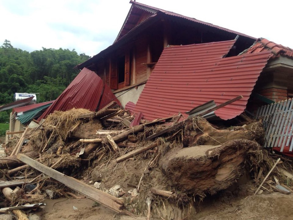 Giay phut kinh hoang lu ap vao ban Na Sa cuon troi nguoi va cua