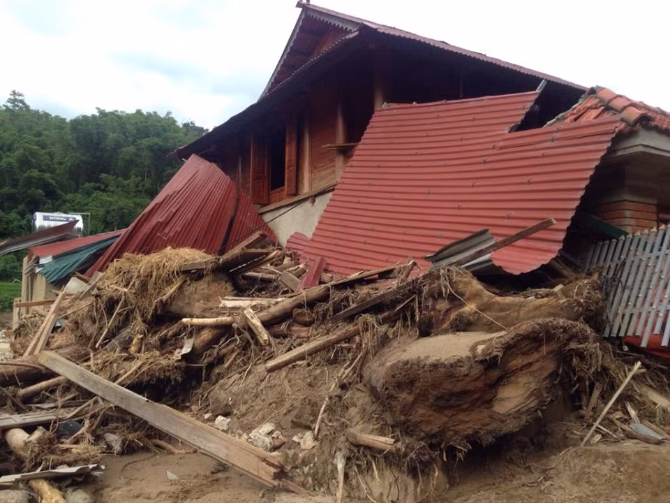 Giay phut kinh hoang lu ap vao ban Na Sa cuon troi nguoi va cua