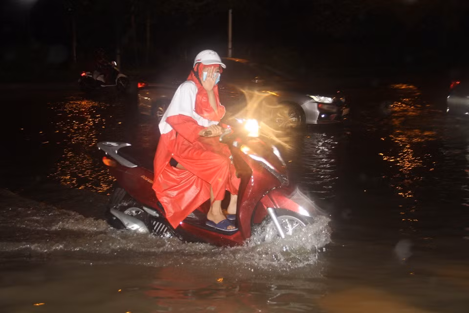 Có đoạn đường nước ngập sâu lên khoảng 60cm.