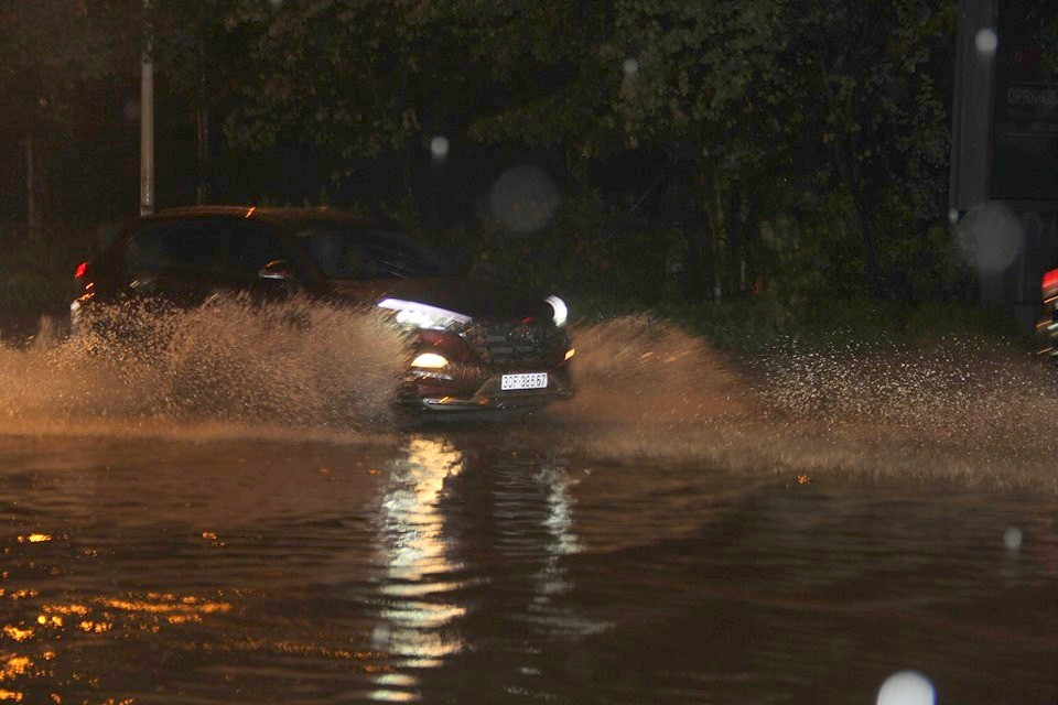 Tại tuyến phố Đàm Quang Trung (quận Long Biên) đoạn nối từ cầu Vĩnh Tuy sang Long Biên vẫn đang trong tình trạng ngập sâu khiến các phương tiện di chuyển gặp nhiều khó khăn.