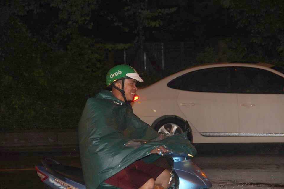 Nhiều người cảm thấy thích thú khi đi qua vũng nước.